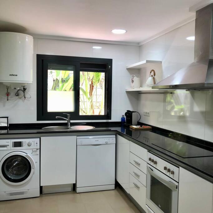 Hogar Brisa De Las Marinas Acogedor Apartamento Con Amplia Terraza Y Acceso Directo A Las Piscinas-Comfortable Apartment With Spacious Terrace And Direct Pool Access Denia Bagian luar foto